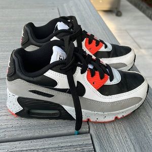 Boys Nike air kicks.